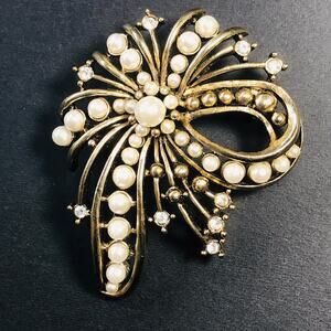Vintage Faux Pearl Starburst Brooch - Gold Tone Rhinestone Spray Pin